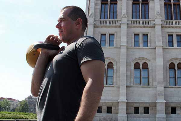 Csürke Csaba kettlebellel a Parlament mellett
