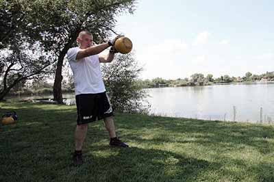 Csürke Csaba a tóparton kettlebellezik
